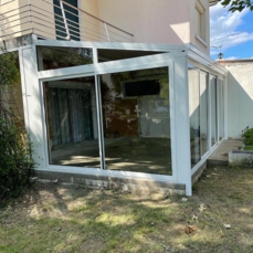 Création d'une veranda en alu avec chéneau
